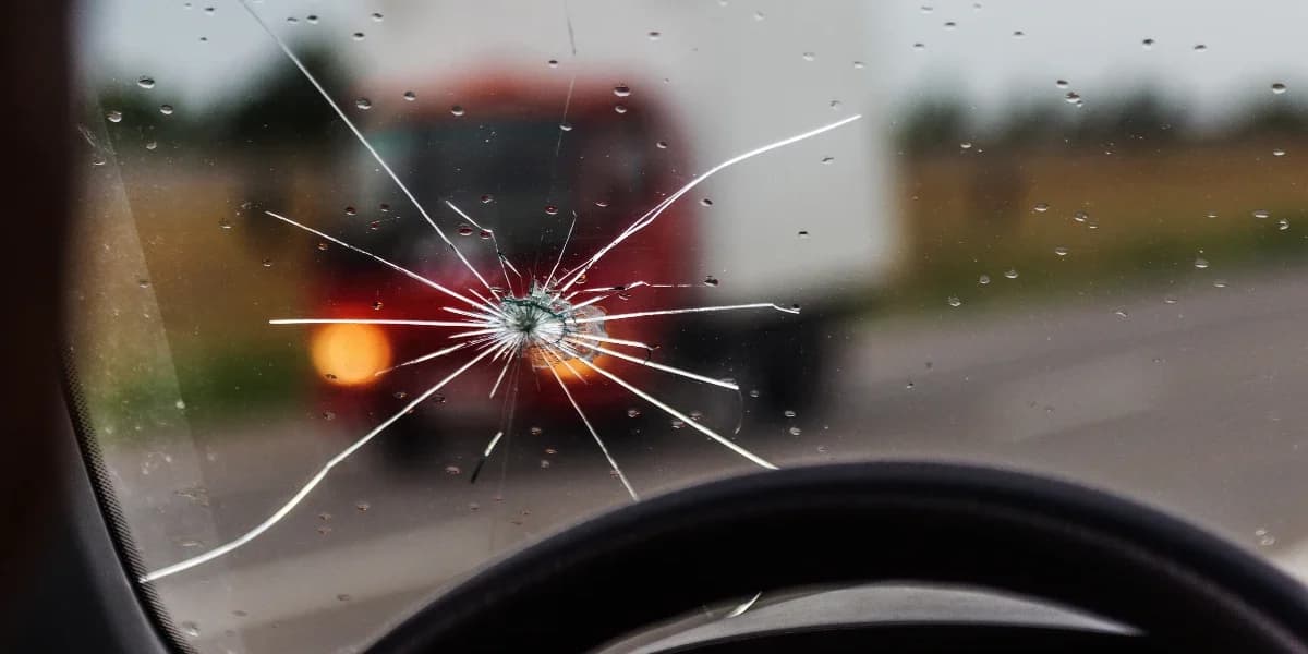 Impact sur un pare-brise nécessitant un remplacement